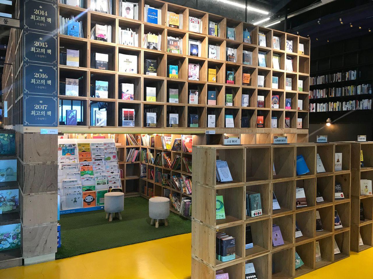 Seoul Attraction: Book Park, Itaewon. An Amazing Photogenic Library.